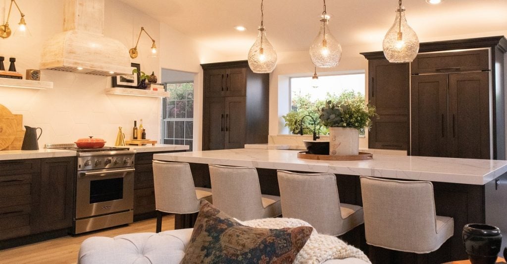 Warm kitchen with wood, marble and textiles.